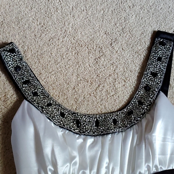 Beautiful formal dress - Picture 4 of 9